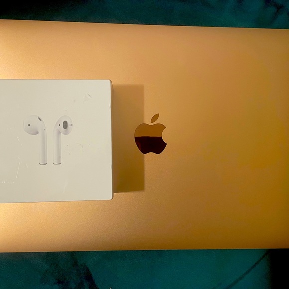 Apple MacBook Air 13.3 (2019) AirPods 2nd generation